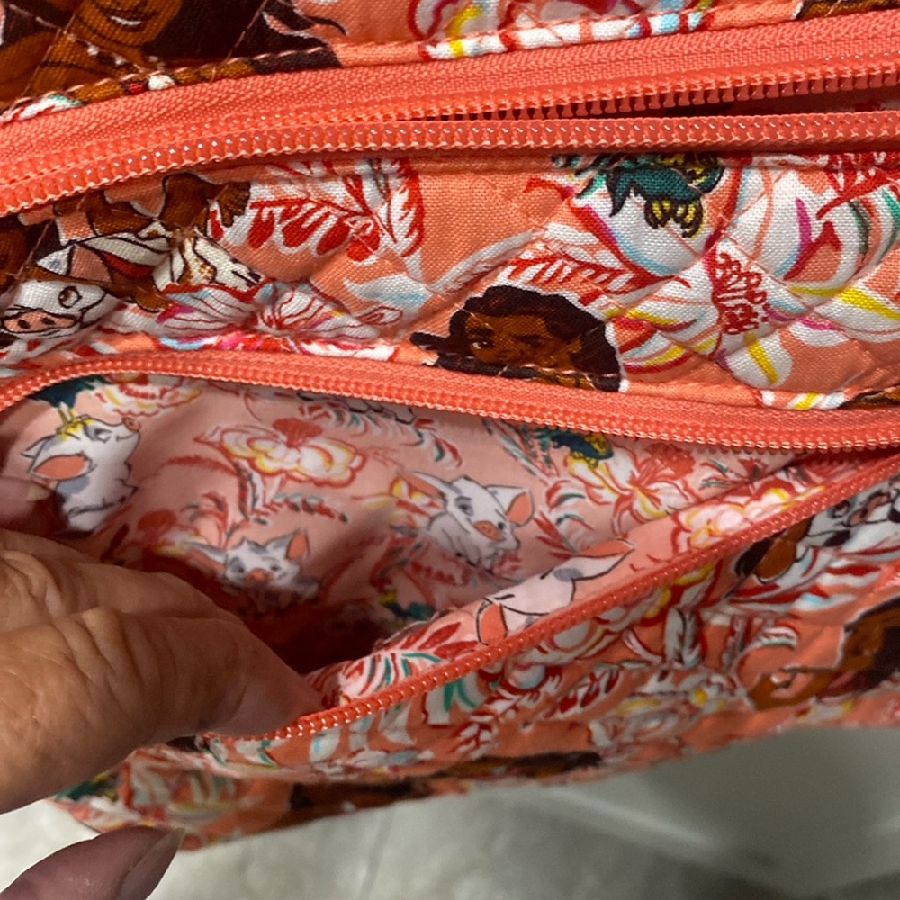 š§”Vera Bradley Disney Triple Zip Hipster āMoana Adventureā - Picture 7 of 9